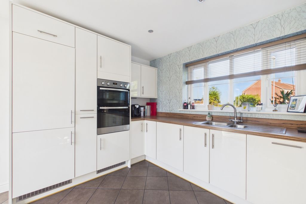 Property photo 2 of 21 Ewemove-Spalding-2 Derwent Way Kitchen