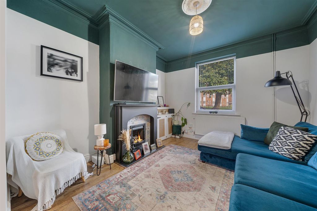 Property photo 2 of 25 18 Cyprus Street-18.Jpg