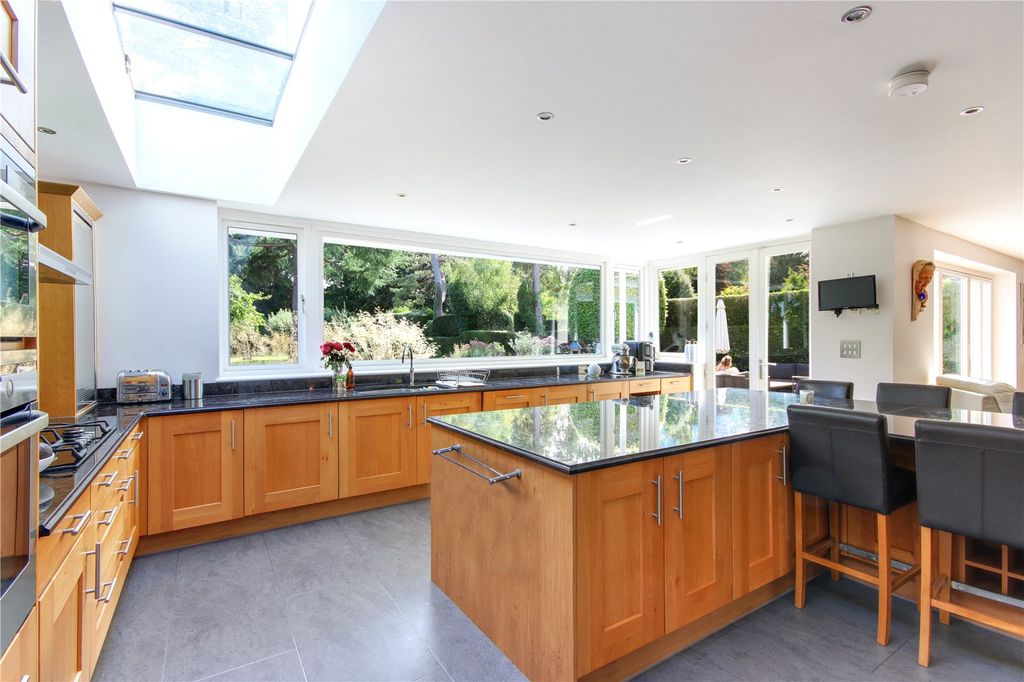 Property photo 2 of 22 Kitchen/Breakfast