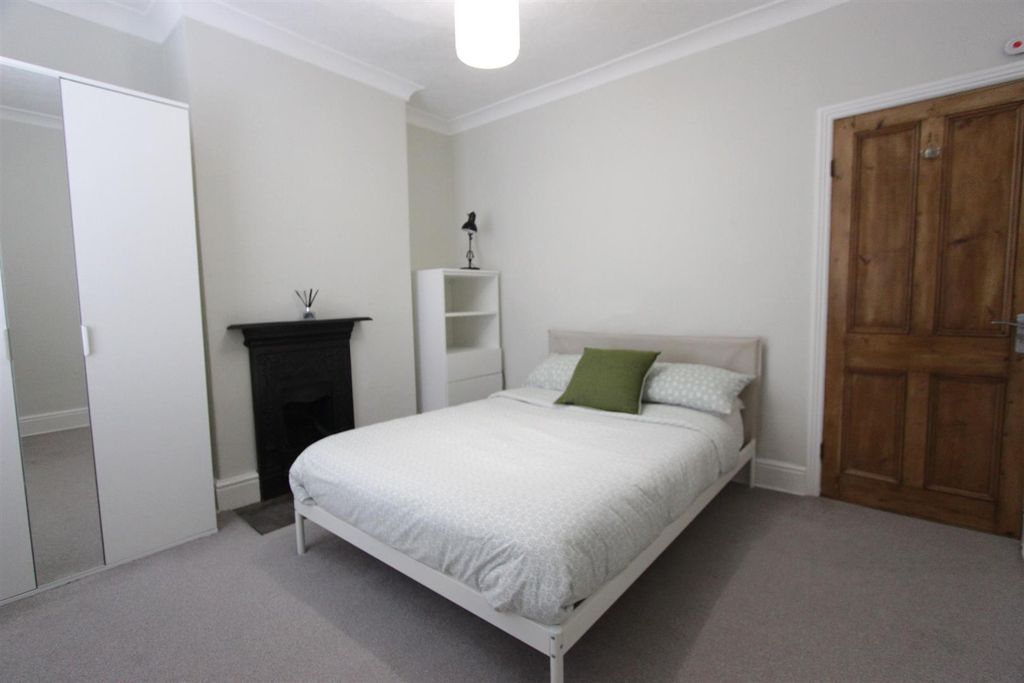 Property photo 3 of 13 Bedroom (1).Jpg