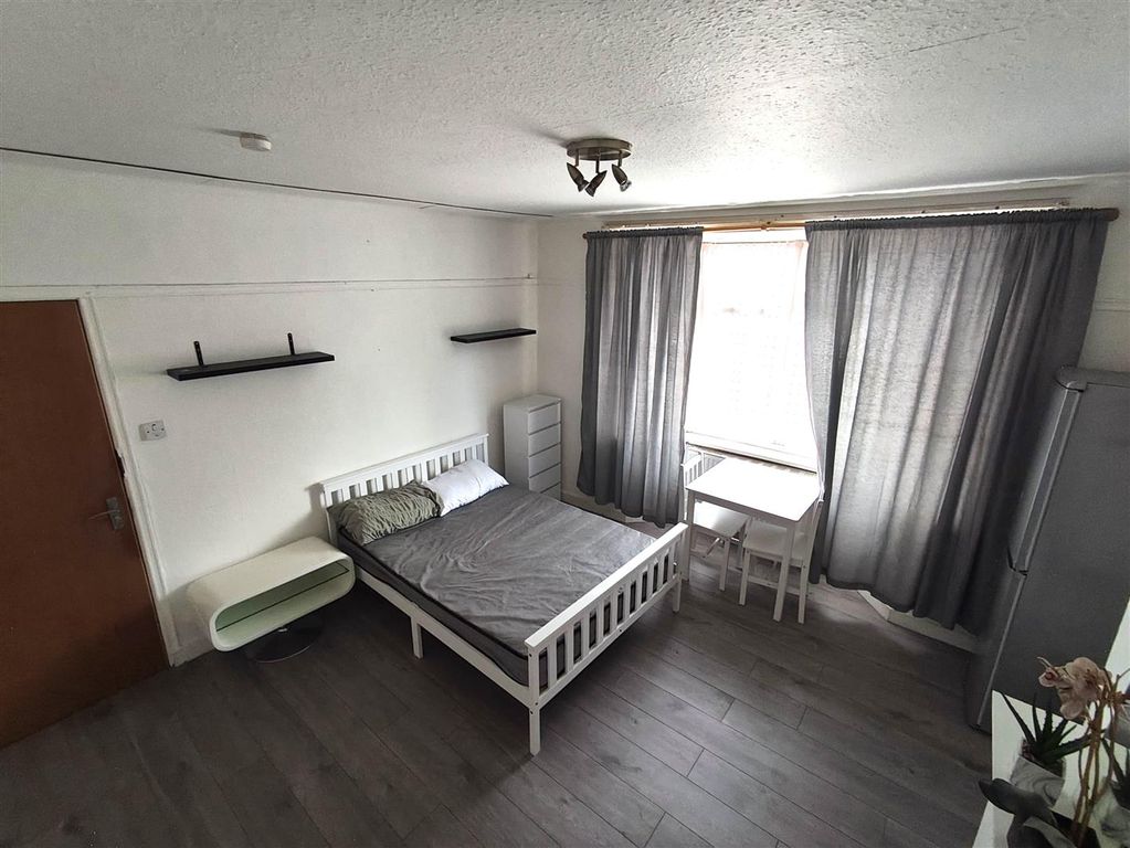 Property photo 1 of 5 Room 1-38 St James Second Photo.Jpeg