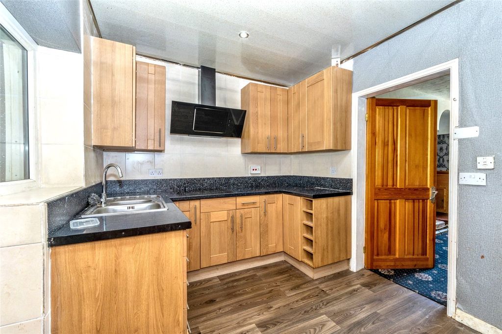 Property photo 3 of 8 Kitchen