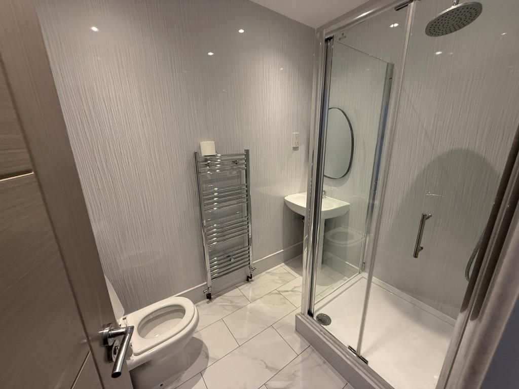 Property photo 3 of 7 Bathroom Flat 1