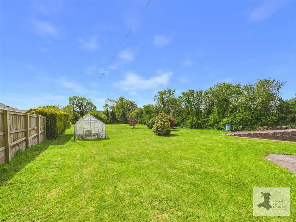 Property photo 2 of 40 Rear Garden
