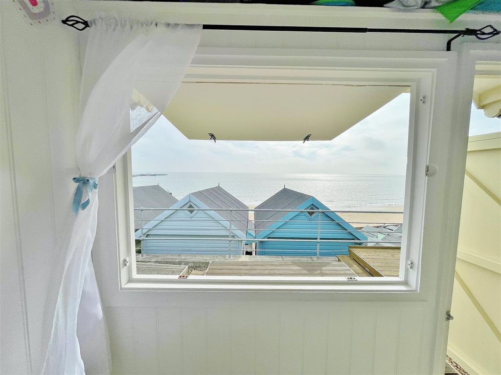 Property photo 2 of 11 Beach Hut