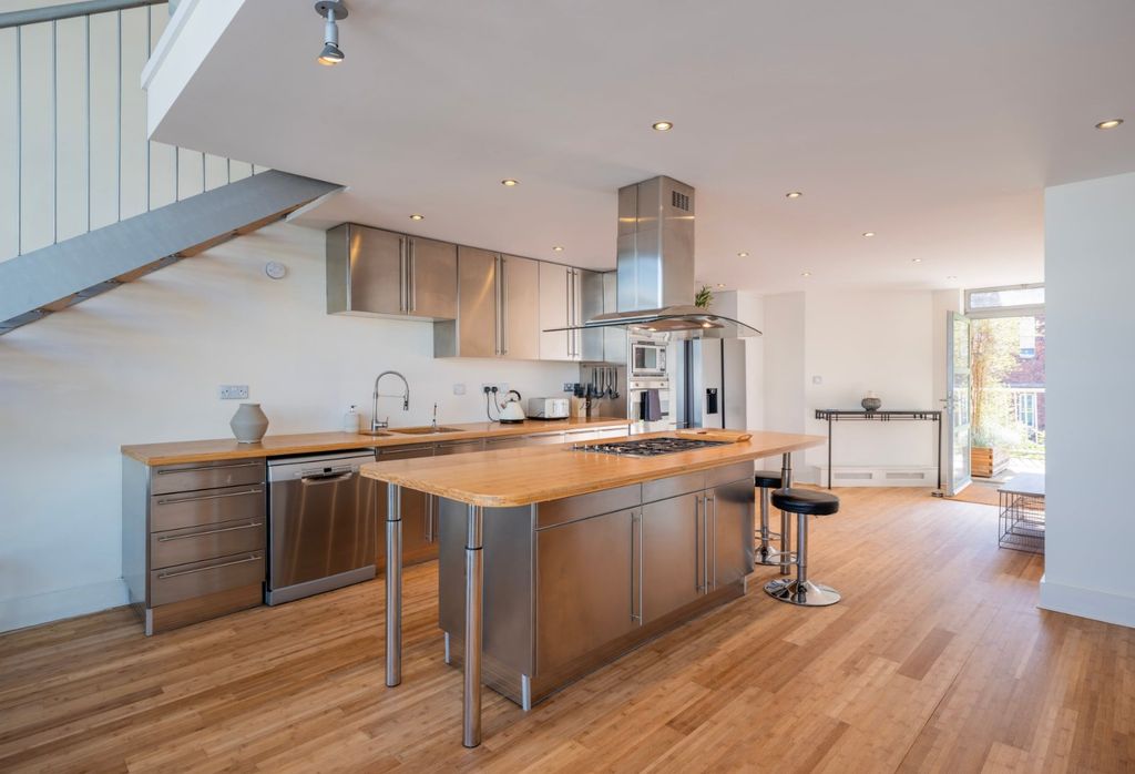Property photo 3 of 17 Kitchen