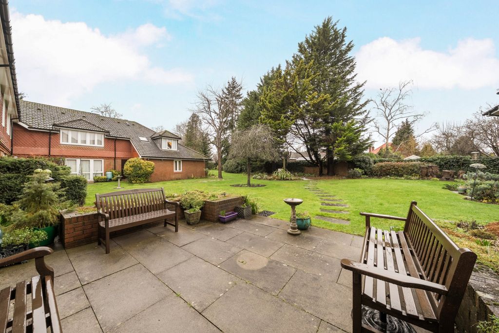 Property photo 3 of 13 Communal Gardens