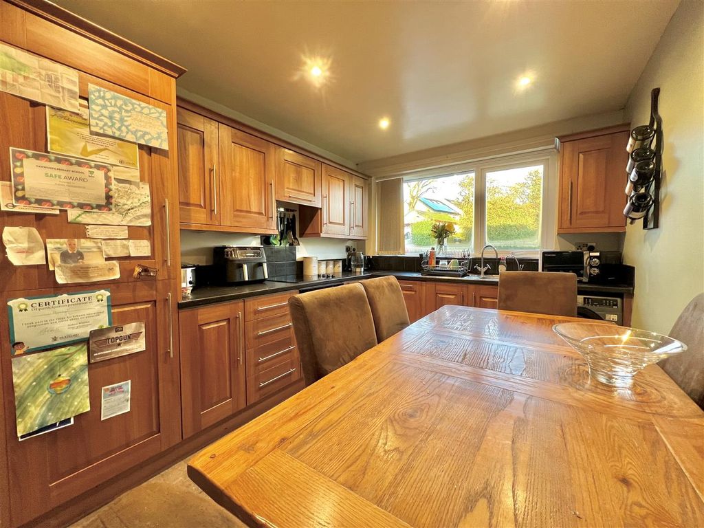 Property photo 2 of 17 Kitchen/Diner