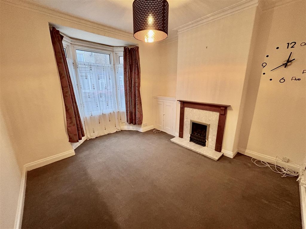 Property photo 3 of 8 Lounge