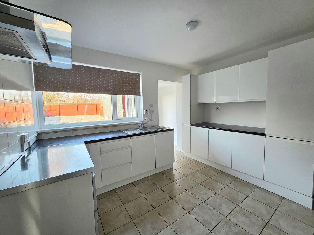 Property photo 3 of 8 Kitchen