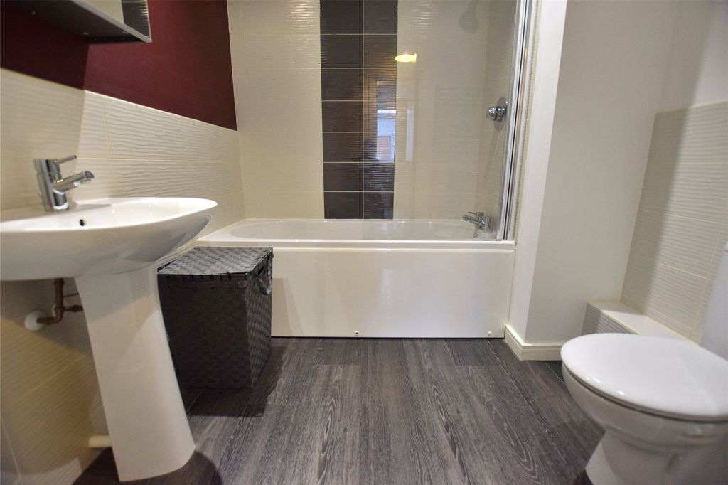 Property photo 3 of 10 Bathroom