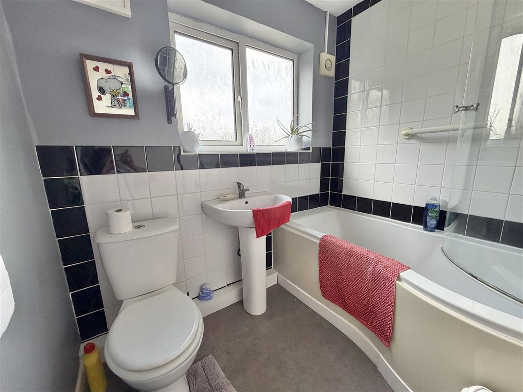 Property photo 2 of 17 Bathroom