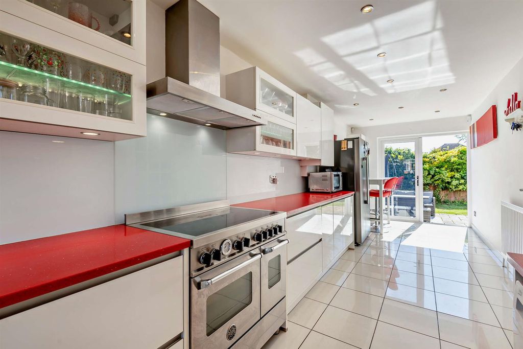 Property photo 3 of 18 Kitchen/Breakfast Area