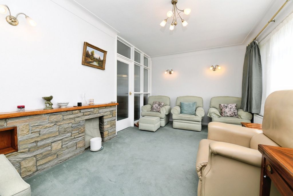 Property photo 3 of 20 Lounge