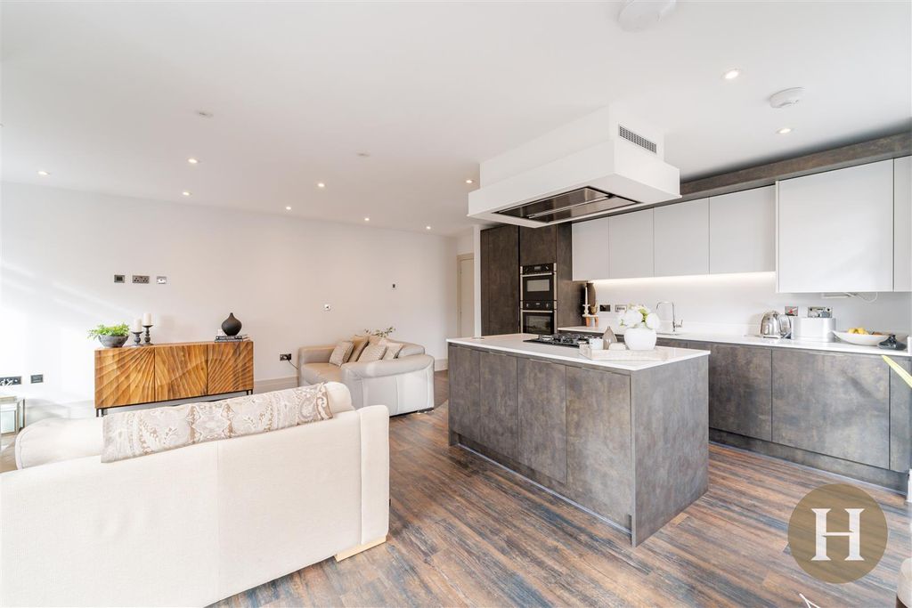 Property photo 2 of 23 Hadleigh Estate Agents-14.Jpg