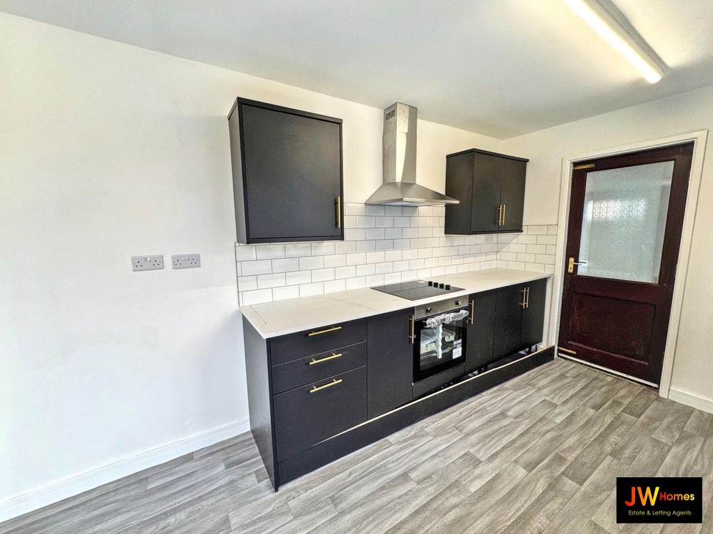 Property photo 2 of 10 Kitchen 1