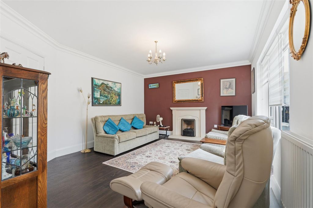 Property photo 3 of 19 14_Archer_Crescent_024.Jpg