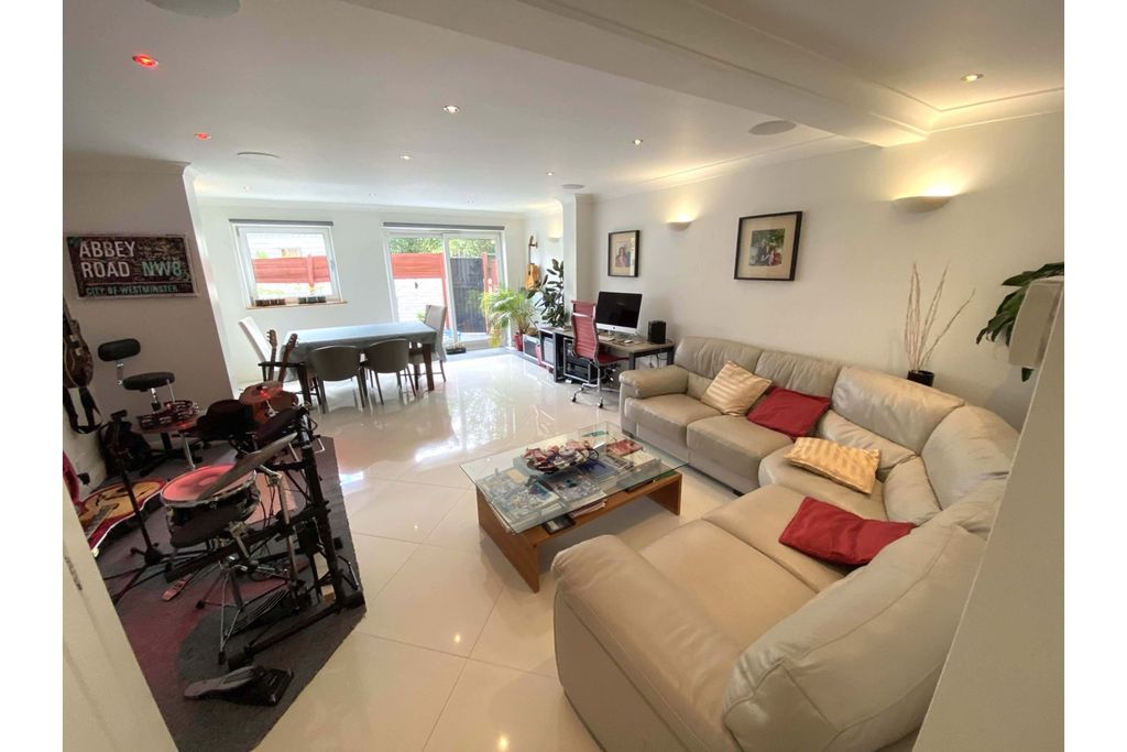 Property photo 1 of 13 Lounge