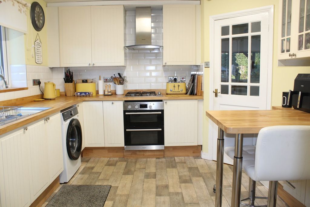 Property photo 2 of 15 Fitted Kitchen