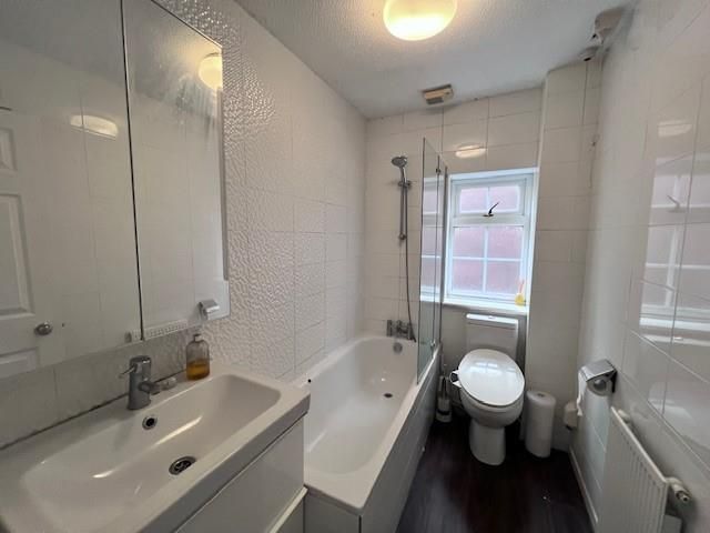 Property photo 3 of 13 10 Kindlewood Drive Bathroom.Jpg