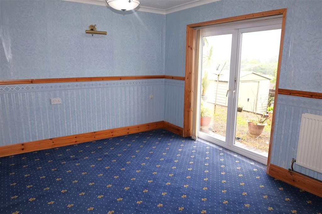 Property photo 3 of 11 Dining Room