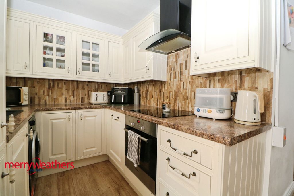 Property photo 3 of 13 Kitchen