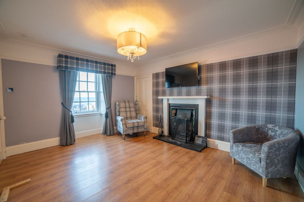 Property photo 3 of 20 Lounge