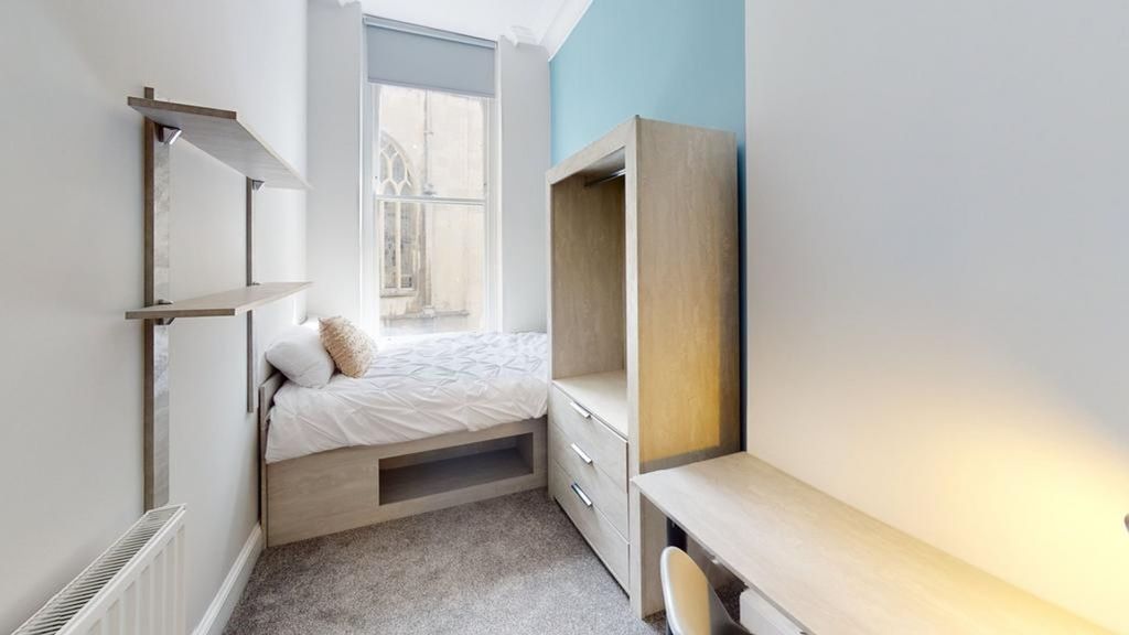 Property photo 3 of 15 A Bright And Inviting Double Bedroom Featuring A c...