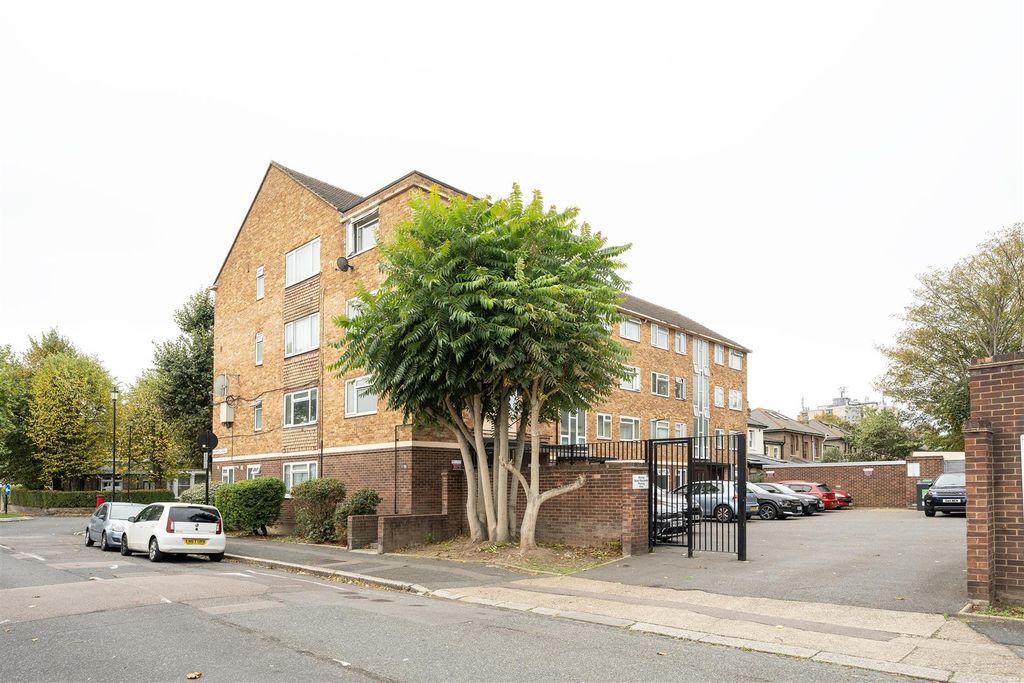 Property photo 1 of 16 Richmond Road, E7