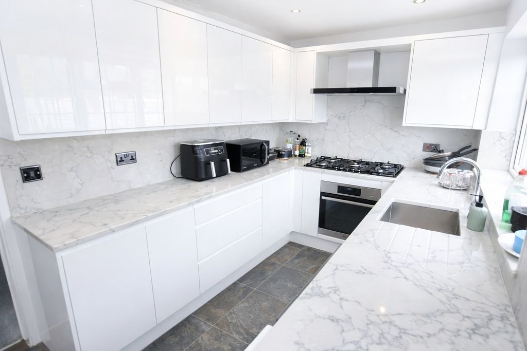 Property photo 2 of 14 Photo 3