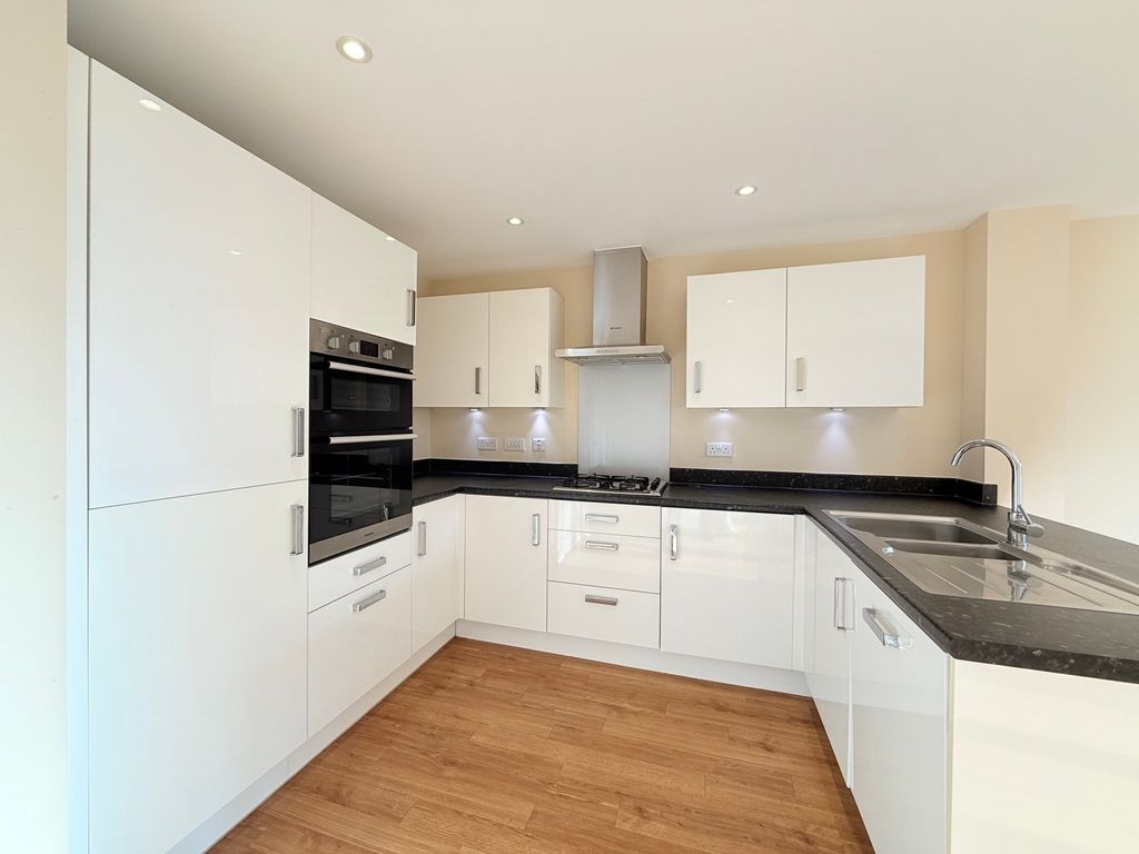 Property photo 3 of 17 Kitchen