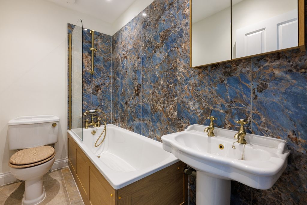 Property photo 3 of 10 Bathroom