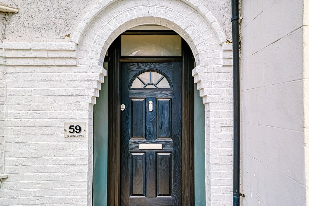 Property photo 2 of 32