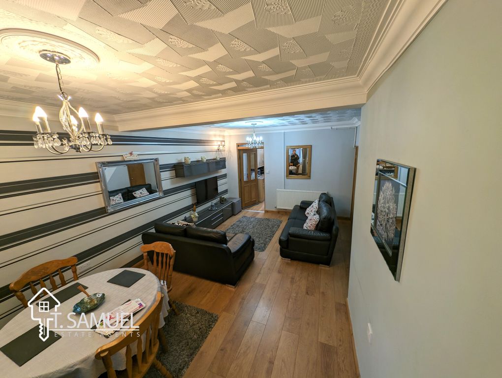 Property photo 3 of 26 Lounge A