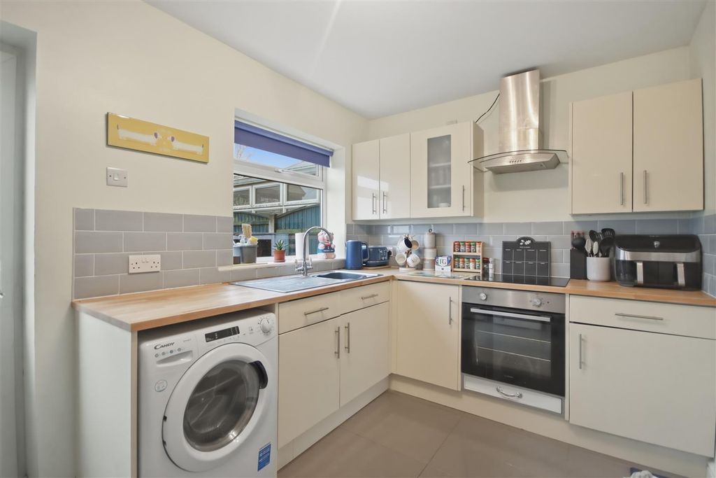 Property photo 2 of 11 Breakfast Kitchen