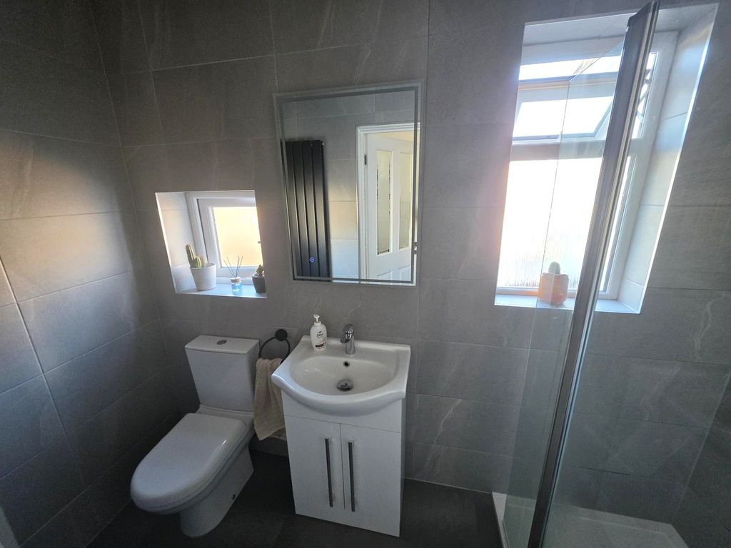 Property photo 3 of 16 Bathroom