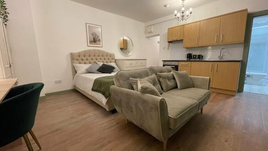 Property photo 3 of 5 A Spacious And Inviting Large Double Bedroom Featu...