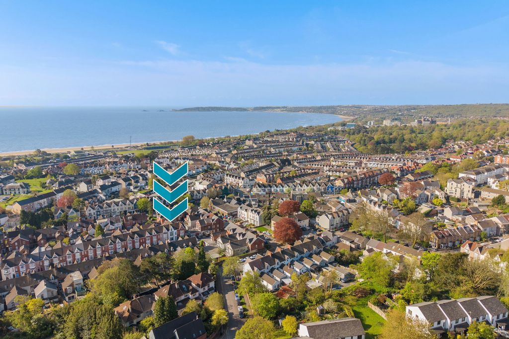 Property photo 2 of 35