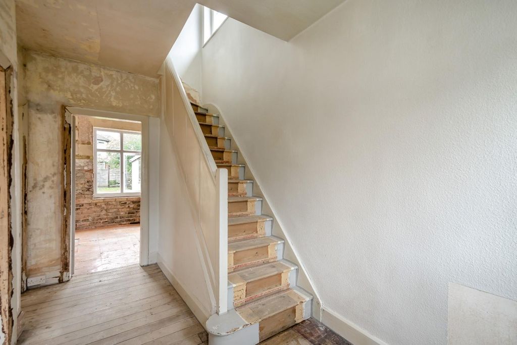 Property photo 3 of 22 8697268-Interior11.Jpg