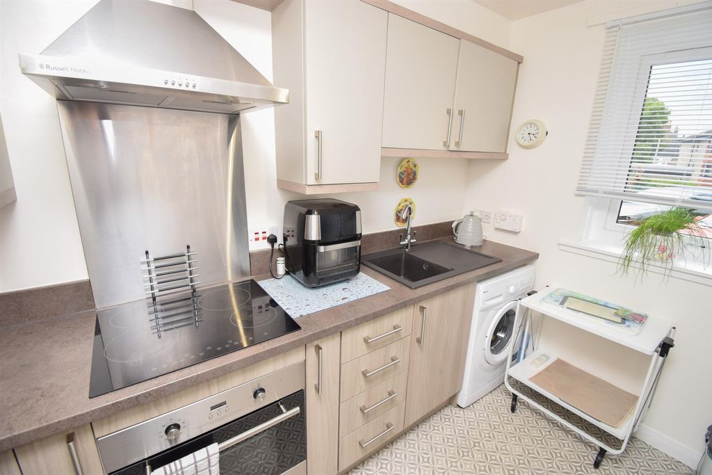 Property photo 3 of 9 Kitchen