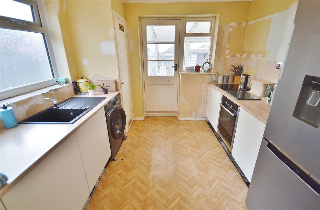 Property photo 3 of 9 Kitchen
