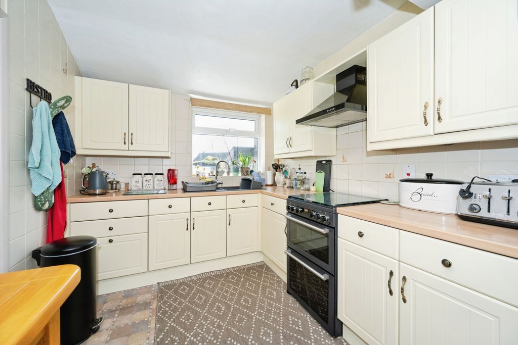 Property photo 3 of 18 Kitchen