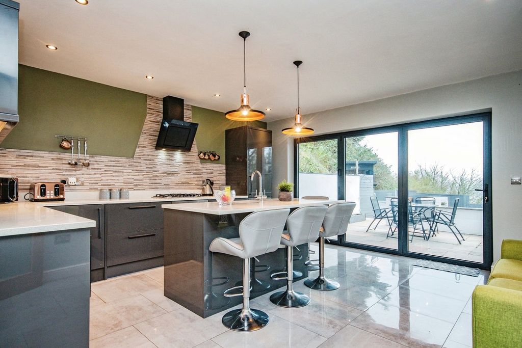 Property photo 3 of 25