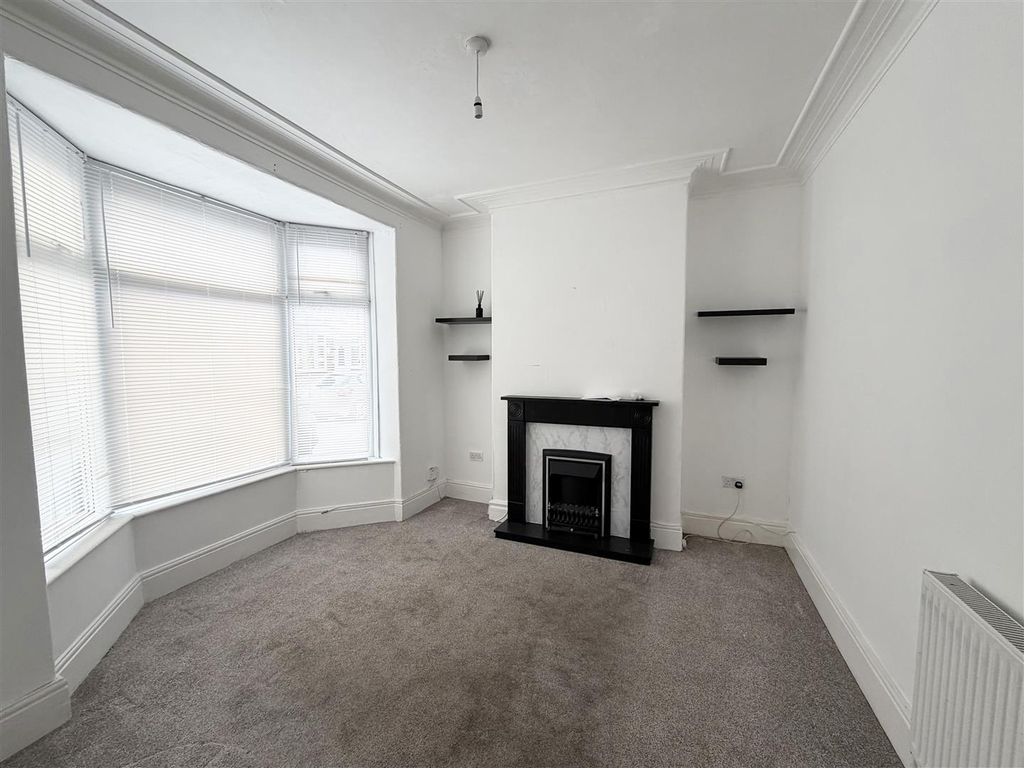 Property photo 3 of 10 Lounge