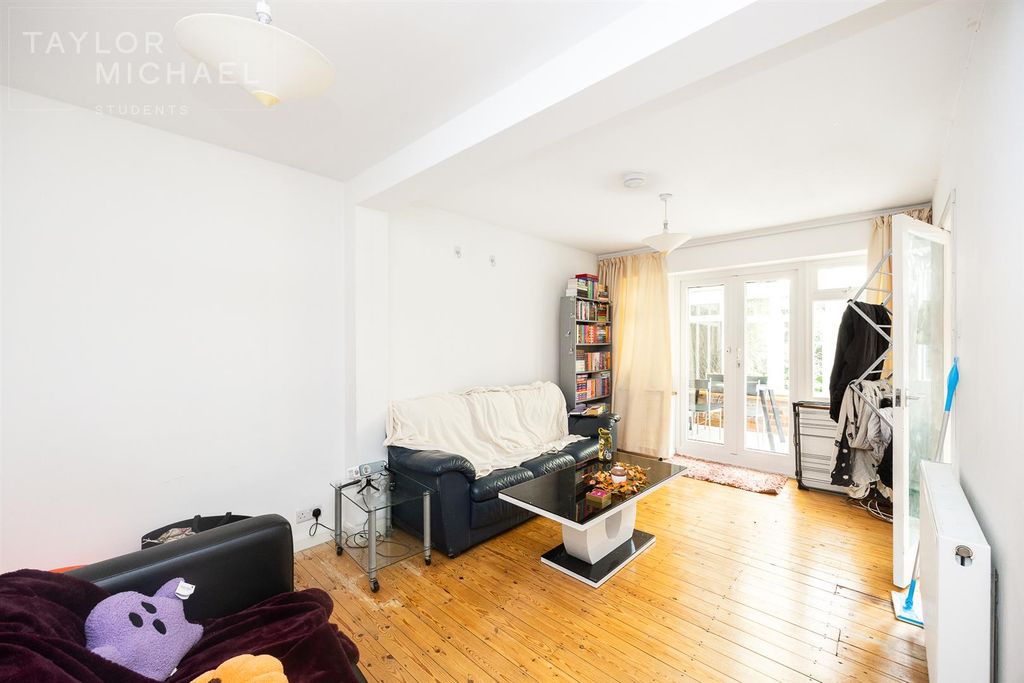 Property photo 1 of 12 Living Room