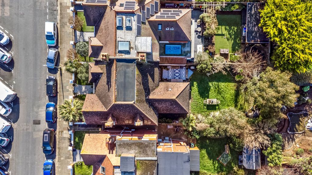 Property photo 3 of 33