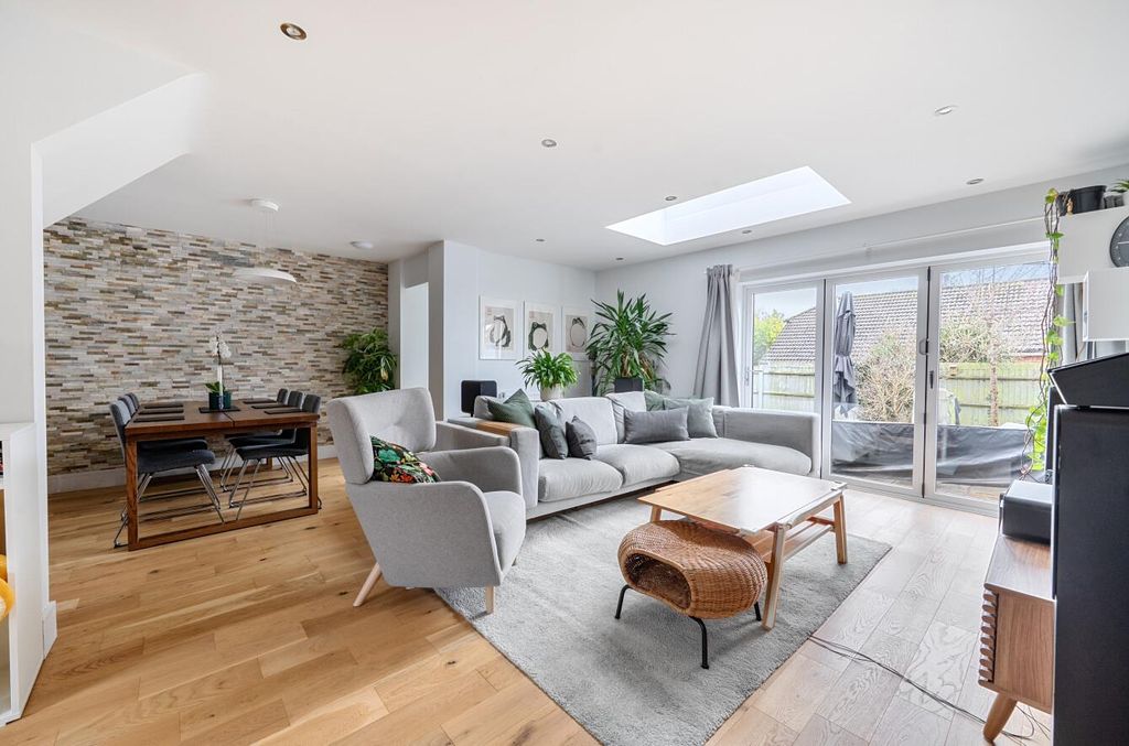 Property photo 2 of 19 1395395-16-6964E1907E4Fb.Jpg