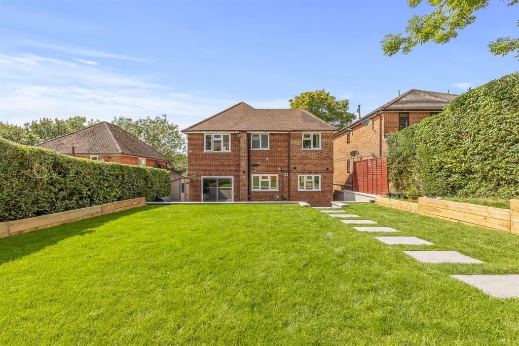 Property photo 2 of 16 6 Coningsby Road, Hp13 5Nx-12.Jpg