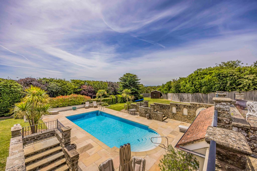 Property photo 2 of 35 Westmead, Portsdown Hill Road, Bedhampton-Porticom