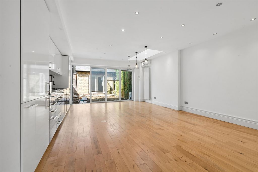 Property photo 2 of 18 Russell Road, London, Sw19 1Ln Reception 1